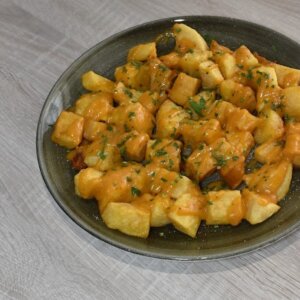 Patatas bravas “Brasas de Olivo” el caldero